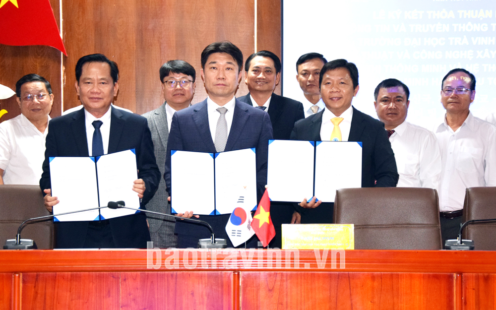 Mr. Park Jae Hyun (center), Director of the International Development Cooperation Division at KICT; Comrade Nguyen Van Nay (left), Director of the Department of Information and Communications; and Associate Professor Dr. Nguyen Minh Hoa, Rector of Tra Vinh University, signed an agreement on cooperation in "Smart Cities and Leading Global Intelligent Transportation Systems."