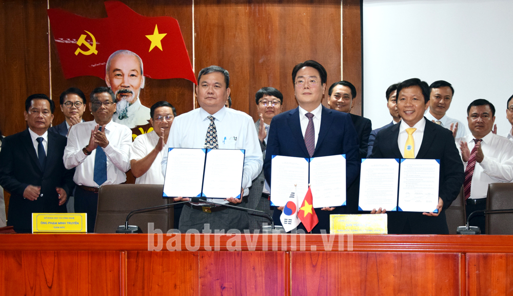Mr. Jun Yong Joo (center), CEO of Dtonic Company; Comrade Pham Minh Truyen (left), Director of the Department of Science and Technology; and Associate Professor Dr. Nguyen Minh Hoa, Rector of Tra Vinh University, signed an agreement on cooperation in "International Exchange and Joint Research."