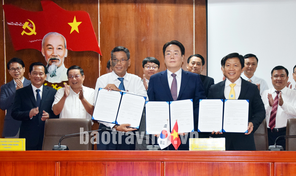 Mr. Jun Yong Joo (center), CEO of Dtonic Company; Comrade Tran Van Hung (left), Director of the Department of Natural Resources and Environment; and Associate Professor Dr. Nguyen Minh Hoa, Rector of Tra Vinh University, signed an agreement on cooperation in the "Foreign Testing Project K-City Network 2024."