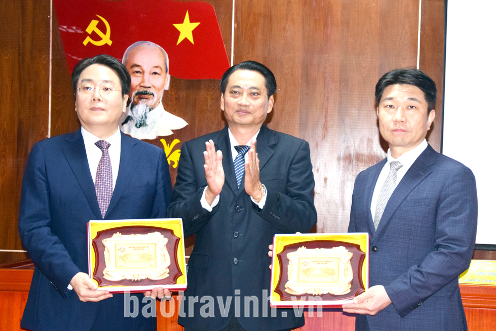 Vice Chairman of the People's Committee of Tra Vinh Province, Nguyen Quynh Thien, presented Tra Vinh emblem to the representative of the delegation.